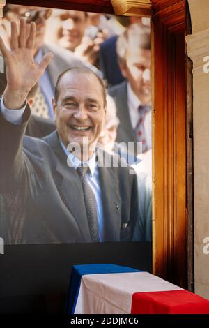 Le cercueil de l'ancien président français Jacques Chirac est vu dimanche 29 septembre 2019 au monument des Invalides à Paris. Jacques Chirac sera dans l'état dimanche lors d'une cérémonie publique au monument des Invalides, où la France honorera ses héros. Un service commémoratif et des funérailles privées sont prévus pour lundi. Photo de Kamil Zihnioglu/Pool/ABACAPRESS.COM Banque D'Images