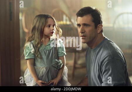 Abigail Breslin, Mel Gibson, 'Smondiales' (2002) photo Credit: Touchstone / The Hollywood Archive / référence de fichier # 34078-03333FSTHA Banque D'Images