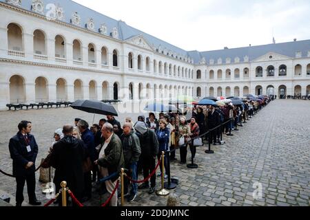 Les visiteurs font la queue pour rendre hommage à l'ancien président français Jacques Chirac, le dimanche 29 septembre 2019 au monument des Invalides à Paris. Jacques Chirac sera dans l'état dimanche lors d'une cérémonie publique au monument des Invalides, où la France honorera ses héros. Un service commémoratif et des funérailles privées sont prévus pour lundi. Photo de Kamil Zihnioglu/Pool/ABACAPRESS.COM Banque D'Images