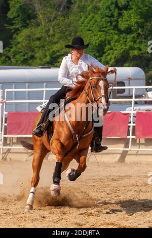 Barrel Racer lors d'un événement de rodéo de l'Ouest. Banque D'Images