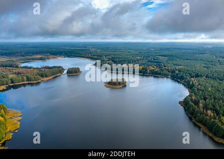 Vue aérienne du lac d'Omulew sous un ciel bleu et nuageux Banque D'Images