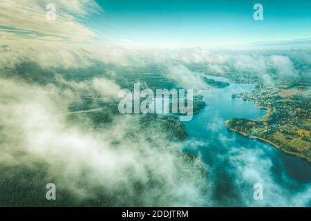 Vue aérienne sur le lac et les nuages en contrebas Banque D'Images