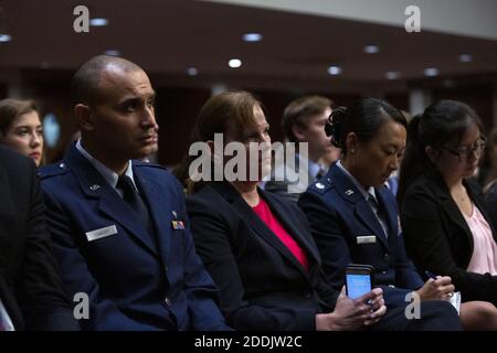 Le colonel Kathryn Spletstoser, du centre de l'armée des États-Unis, qui a déclaré qu'elle avait été agressée sexuellement par le général John E. Hyten de l'armée de l'air américaine, écoute le témoignage devant le Comité sénatorial américain sur les services armés lors de son audition de confirmation à Capitol Hill, à Washington D.C., aux États-Unis, le 30 juillet 2019. Photo de Stefani Reynolds/CNP/ABACAPRESS.COM Banque D'Images