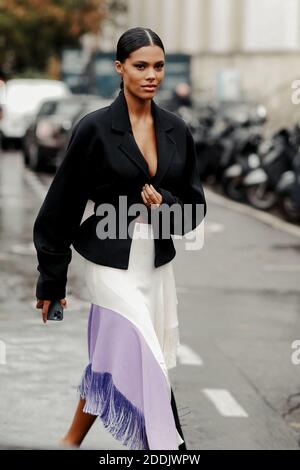 Street style, Tina Kunakey arrive au Mugler Spring-Summer 2020 Ready-to-Wear show, qui s'est tenu au Palais de Tokyo, Paris, France, le 25 septembre 2019. Photo de Marie-Paola Bertrand-Hillion/ABACAPRESS.COM Banque D'Images