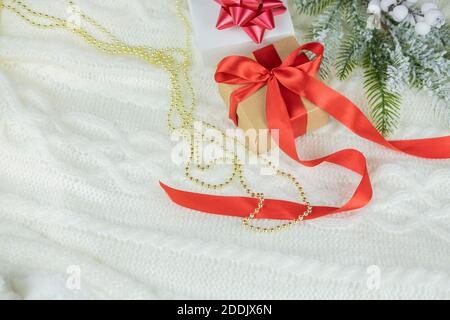magnifique boîte cadeau surprise festive ornée d'un noeud rouge Un arrière-plan bokeh et près de l'arbre de Noël pour nouveau année et saint-valentin Banque D'Images
