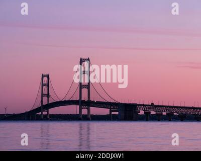 Mackinac Bridge at Dusk de parc d'État du détroit, Saint-Ignace, partie supérieure de la péninsule, au Michigan. Banque D'Images