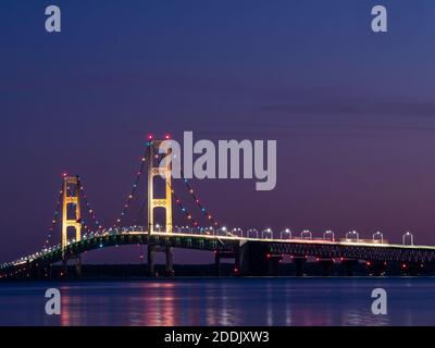 Mackinac Bridge at Dusk de parc d'État du détroit, Saint-Ignace, partie supérieure de la péninsule, au Michigan. Banque D'Images