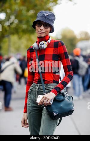 Street style modele Lineisy Montero apres Valentino Printemps ete 2020 pret a porter tenue a Invalides Paris France le 29 septembre 2019. Photo de Marie Paola Bertrand Hillion ABACAPRESS.COM Photo Sto...