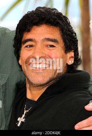 20 mai 2008, Cannes, France : la légende Argentine du football DIEGO MARADONA, équilibre une balle de football sur sa tête pendant le photocall du film d'Emir Kusturica, 'Maradona by Kusturica', au Palais des Festivals pendant le 61ème Festival International du film de Cannes. (Image de crédit : © Adam Lewis/ZUMA Wire) Banque D'Images