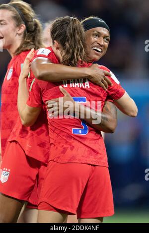 Kelley O Hara, des États-Unis, a adopté Jessica McDonald, des États-Unis, après le match semi-final de la coupe du monde des femmes de la FIFA 2019 entre l'Angleterre et les États-Unis au Stade de Lyon le 02 juillet 2019 à Lyon, en France. Photo de David Niviere/ABACAPRESS.COM Banque D'Images