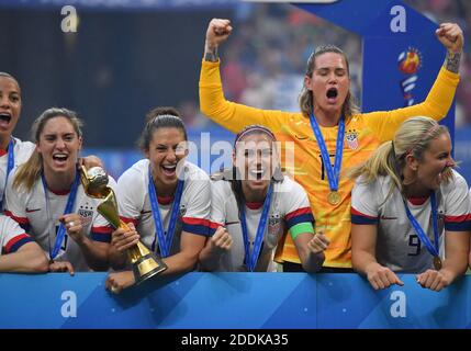 Les coéquipiers des Etats-Unis célèbrent avec le trophée coupe du monde des femmes de la FIFA à la fin du match final de la coupe du monde des femmes de la FIFA 2019 USA v pays-Bas au Stade de Lyon le 7 juillet 2019 à Lyon, France.photo par Christian Liewig/ABACAPRESS.COM Banque D'Images