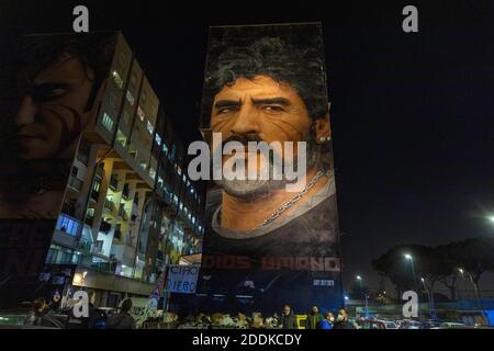 Naples, CAMPANIE, ITALIE. 25 novembre 2020. 25/11/2020 Naples, à l'occasion de la mort de Diego Armando Maradona, les Napolitains viennent d'apprendre la nouvelle de la mort du pibe de oro, le plus grand joueur de football de tous les temps, qui avait joué dans la ville napolitaine pendant 7 ans, dont faire Naples remporte de nombreux trophées. Les Napolitains sont descendus dans la rue pour se souvenir de lui avec des lumières et des chorales de stade. Crédit : Fabio Sasso/ZUMA Wire/Alay Live News Banque D'Images