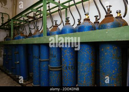 Ancien paquet rouillé de bouteilles de gaz bleues Banque D'Images