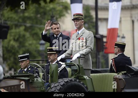 Le président français Emmanuel Macron fait des gestes dans un véhicule de l'ACMAT VLRA à côté du chef d'état-major des armées françaises, le général François Lecointre, qui examine les troupes avant le début du défilé militaire du 14 juillet sur l'avenue des champs-Elysées à Paris le 14 juillet 2019. Photo par Eliot Blondt/ABACAPRESS.COM Banque D'Images