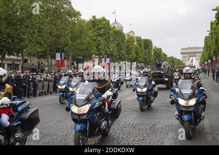 Le président français Emmanuel Macron fait des gestes dans un véhicule de l'ACMAT VLRA à côté du chef d'état-major des armées françaises, le général François Lecointre, qui examine les troupes avant le début du défilé militaire du 14 juillet sur l'avenue des champs-Elysées à Paris le 14 juillet 2019. Photo par Eliot Blondt/ABACAPRESS.COM Banque D'Images