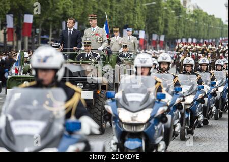 Le président français Emmanuel Macron fait des gestes dans un véhicule de l'ACMAT VLRA à côté du chef d'état-major des armées françaises, le général François Lecointre, qui examine les troupes avant le début du défilé militaire du 14 juillet sur l'avenue des champs-Elysées à Paris le 14 juillet 2019. Photo par Eliot Blondt/ABACAPRESS.COM Banque D'Images