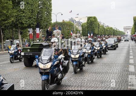 Le président français Emmanuel Macron fait des gestes dans un véhicule de l'ACMAT VLRA à côté du chef d'état-major des armées françaises, le général François Lecointre, qui examine les troupes avant le début du défilé militaire du 14 juillet sur l'avenue des champs-Elysées à Paris le 14 juillet 2019. Photo par Eliot Blondt/ABACAPRESS.COM Banque D'Images