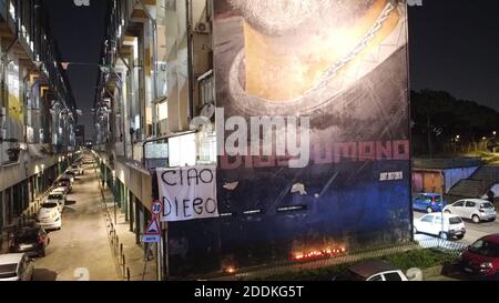 Naples, CAMPANIE, ITALIE. 25 novembre 2020. 25/11/2020 Naples, à l'occasion de la mort de Diego Armando Maradona, les Napolitains viennent d'apprendre la nouvelle de la mort du pibe de oro, le plus grand joueur de football de tous les temps, qui avait joué dans la ville napolitaine pendant 7 ans, dont faire Naples remporte de nombreux trophées. Les Napolitains sont descendus dans la rue pour se souvenir de lui avec des lumières et des chorales de stade. Crédit : Fabio Sasso/ZUMA Wire/Alay Live News Banque D'Images