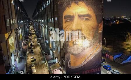 Naples, CAMPANIE, ITALIE. 25 novembre 2020. 25/11/2020 Naples, à l'occasion de la mort de Diego Armando Maradona, les Napolitains viennent d'apprendre la nouvelle de la mort du pibe de oro, le plus grand joueur de football de tous les temps, qui avait joué dans la ville napolitaine pendant 7 ans, dont faire Naples remporte de nombreux trophées. Les Napolitains sont descendus dans la rue pour se souvenir de lui avec des lumières et des chorales de stade. Crédit : Fabio Sasso/ZUMA Wire/Alay Live News Banque D'Images