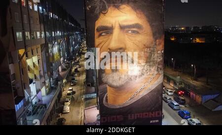 Naples, CAMPANIE, ITALIE. 25 novembre 2020. 25/11/2020 Naples, à l'occasion de la mort de Diego Armando Maradona, les Napolitains viennent d'apprendre la nouvelle de la mort du pibe de oro, le plus grand joueur de football de tous les temps, qui avait joué dans la ville napolitaine pendant 7 ans, dont faire Naples remporte de nombreux trophées. Les Napolitains sont descendus dans la rue pour se souvenir de lui avec des lumières et des chorales de stade. Crédit : Fabio Sasso/ZUMA Wire/Alay Live News Banque D'Images