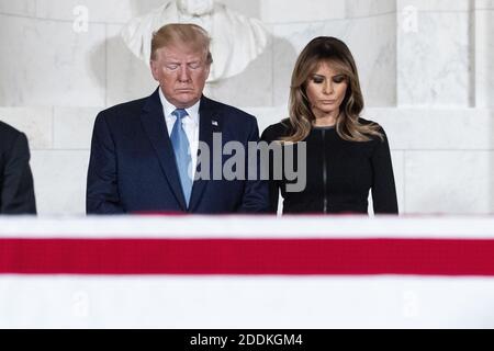 Le président AMÉRICAIN Donald J. Trump et la première dame Melania Trump se soucie devant le dossier couvert de drapeau de feu le juge de la Cour suprême des États-Unis John Paul Stevens alors qu'il se trouve dans la Grande salle de la Cour suprême, à Washington, DC, États-Unis, le 22 juillet 2019. Stevens, qui a siégé à la Cour suprême pendant près de trente-cinq ans, est décédé à l'âge de quatre-vingt-dix-neuf ans, le 16 juillet. Photo de Michael Reynolds/Pool/ABACAPRESS.COM Banque D'Images