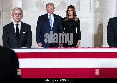 Le président AMÉRICAIN Donald J. Trump et la première dame Melania Trump se soucie devant le dossier couvert de drapeau de feu le juge de la Cour suprême des États-Unis John Paul Stevens alors qu'il se trouve dans la Grande salle de la Cour suprême, à Washington, DC, États-Unis, le 22 juillet 2019. Stevens, qui a siégé à la Cour suprême pendant près de trente-cinq ans, est décédé à l'âge de quatre-vingt-dix-neuf ans, le 16 juillet. Photo de Michael Reynolds/Pool/ABACAPRESS.COM Banque D'Images