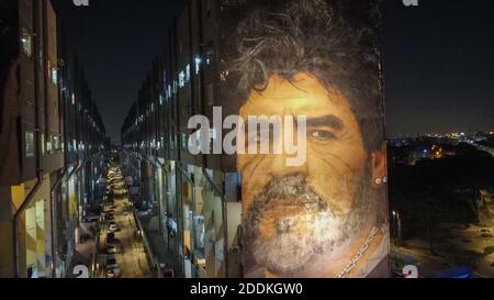 Naples, CAMPANIE, ITALIE. 25 novembre 2020. 25/11/2020 Naples, à l'occasion de la mort de Diego Armando Maradona, les Napolitains viennent d'apprendre la nouvelle de la mort du pibe de oro, le plus grand joueur de football de tous les temps, qui avait joué dans la ville napolitaine pendant 7 ans, dont faire Naples remporte de nombreux trophées. Les Napolitains sont descendus dans la rue pour se souvenir de lui avec des lumières et des chorales de stade. Crédit : Fabio Sasso/ZUMA Wire/Alay Live News Banque D'Images