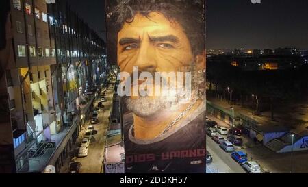 Naples, CAMPANIE, ITALIE. 25 novembre 2020. 25/11/2020 Naples, à l'occasion de la mort de Diego Armando Maradona, les Napolitains viennent d'apprendre la nouvelle de la mort du pibe de oro, le plus grand joueur de football de tous les temps, qui avait joué dans la ville napolitaine pendant 7 ans, dont faire Naples remporte de nombreux trophées. Les Napolitains sont descendus dans la rue pour se souvenir de lui avec des lumières et des chorales de stade. Crédit : Fabio Sasso/ZUMA Wire/Alay Live News Banque D'Images