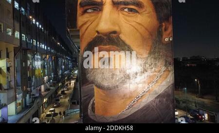 Naples, CAMPANIE, ITALIE. 25 novembre 2020. 25/11/2020 Naples, à l'occasion de la mort de Diego Armando Maradona, les Napolitains viennent d'apprendre la nouvelle de la mort du pibe de oro, le plus grand joueur de football de tous les temps, qui avait joué dans la ville napolitaine pendant 7 ans, dont faire Naples remporte de nombreux trophées. Les Napolitains sont descendus dans la rue pour se souvenir de lui avec des lumières et des chorales de stade. Crédit : Fabio Sasso/ZUMA Wire/Alay Live News Banque D'Images