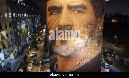 Naples, CAMPANIE, ITALIE. 25 novembre 2020. 25/11/2020 Naples, à l'occasion de la mort de Diego Armando Maradona, les Napolitains viennent d'apprendre la nouvelle de la mort du pibe de oro, le plus grand joueur de football de tous les temps, qui avait joué dans la ville napolitaine pendant 7 ans, dont faire Naples remporte de nombreux trophées. Les Napolitains sont descendus dans la rue pour se souvenir de lui avec des lumières et des chorales de stade. Crédit : Fabio Sasso/ZUMA Wire/Alay Live News Banque D'Images