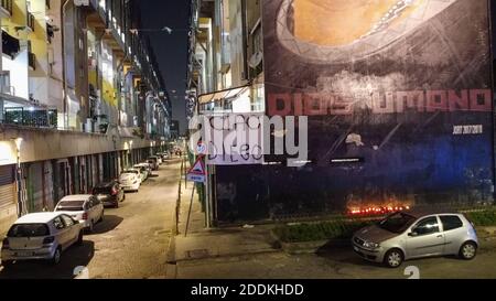 Naples, CAMPANIE, ITALIE. 25 novembre 2020. 25/11/2020 Naples, à l'occasion de la mort de Diego Armando Maradona, les Napolitains viennent d'apprendre la nouvelle de la mort du pibe de oro, le plus grand joueur de football de tous les temps, qui avait joué dans la ville napolitaine pendant 7 ans, dont faire Naples remporte de nombreux trophées. Les Napolitains sont descendus dans la rue pour se souvenir de lui avec des lumières et des chorales de stade. Crédit : Fabio Sasso/ZUMA Wire/Alay Live News Banque D'Images