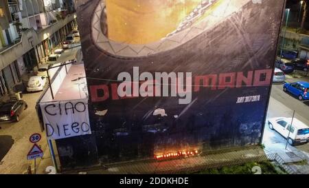 Naples, CAMPANIE, ITALIE. 25 novembre 2020. 25/11/2020 Naples, à l'occasion de la mort de Diego Armando Maradona, les Napolitains viennent d'apprendre la nouvelle de la mort du pibe de oro, le plus grand joueur de football de tous les temps, qui avait joué dans la ville napolitaine pendant 7 ans, dont faire Naples remporte de nombreux trophées. Les Napolitains sont descendus dans la rue pour se souvenir de lui avec des lumières et des chorales de stade. Crédit : Fabio Sasso/ZUMA Wire/Alay Live News Banque D'Images