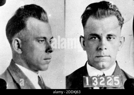 PAS DE FILM, PAS DE VIDÉO, PAS de TV, PAS DE DOCUMENTAIRE - copie photo de John Dillinger, vers décembre 1933. Le corps de John Dillinger, un gangster américain notoire qui a fonctionné pendant la Grande Dépression, est sur le point d'être exhumé de son lieu de repos dans un cimetière de l'Indiana. Le 3 juillet, le ministère de la Santé de l'État de l'Indiana a approuvé une demande présentée par le neveu de Dillinger, Michael Thompson. Le corps de Dillinger sera exhumé et réinterné d'ici septembre 16 au cimetière Crown Hill à Indianapolis, selon le permis. Photo de Chicago Tribune photo historique/TNS/ABACAPRESS.COM Banque D'Images