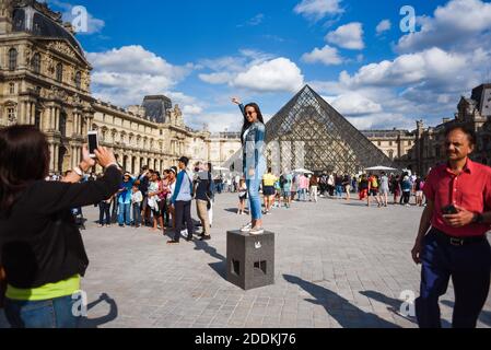 Les touristes marchent devant le Louvre le 31 2019 juillet à Paris, France. Quiconque prévoit de visiter le musée du Louvre à Paris a été averti de réserver à l'avance, car le musée est de plus en plus trop plein pour accepter les visiteurs sans avoir réservé de billet à l'avance.le Louvre a averti les visiteurs que l'achat de billets en ligne à l'avance est le seul moyen de garantir l'entrée à la célèbre musée. Les panneaux « museum full » ont été vus à l'extérieur de l'entrée dès 9:00 certains jours, à la frustration de nombreux touristes. Le Musée du Louvre a récemment connu une augmentation importante des présences, avec plus de 10 millions de visiteurs par an. P Banque D'Images