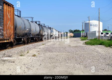 Chicago, Illinois, États-Unis. Un train de marchandises vers l'est du chemin de fer canadien Pacifique passant par l'usine Mars, Incorporated (également connue sous le nom de M&M Mars). Banque D'Images