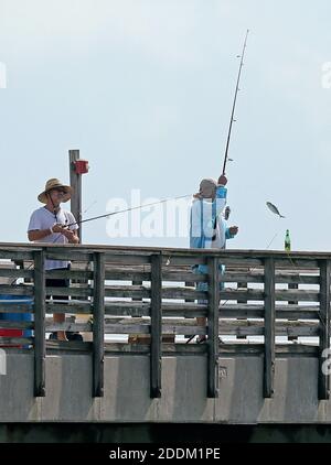 PAS DE FILM, PAS DE VIDÉO, PAS de TV, PAS DE DOCUMENTAIRE - les gens pêchant à Dania Beach Pier le samedi 31 août 2019 à Dania Beach en Floride. À partir de l'avis de 11 h, l'ouragan Dorian est une tempête de catégorie 4. Photo de David Santiago/Miami Herald/TNS/ABACAPRESS.COM Banque D'Images