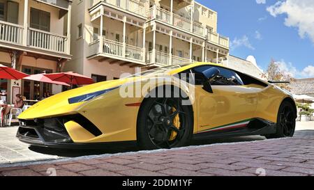 Voiture de sport italienne jaune Lamborghini Huracan supercar garée dans la rue à Rosemary Beach Floride, Etats-Unis. Banque D'Images