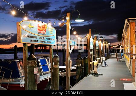 Harborwalk Marina docks et des glissades de bateau au coucher du soleil à destin, Floride, États-Unis. Banque D'Images