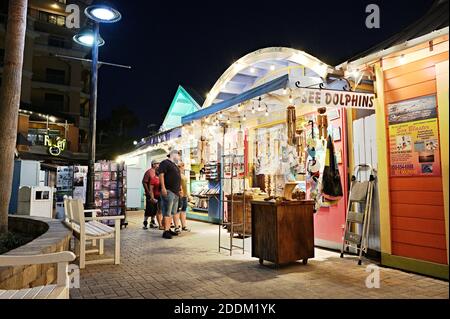 Famille touristique s'arrêtant à la boutique du village de Harborwalk ou aux boutiques de l'attraction touristique de destin, Floride, États-Unis. Banque D'Images