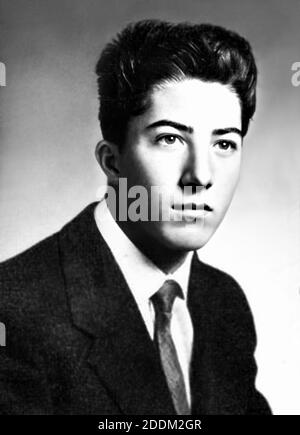 1954 , Etats-Unis : le célèbre acteur américain DUSTIN HOFFMAN ( né à Los Angeles , le 8 août 1937 ) du livre d'année scolaire , âgé de 17 ans . Photographe inconnu .- HISTOIRE - FOTO STORICHE - ATTORE - FILM - CINÉMA - personalità da giovane - personnalités quand était jeune - INFANZIA - ENFANCE - cravate - cravatta --- ARCHIVIO GBB Banque D'Images