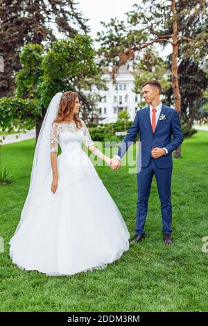 beau jeune couple de mariage dans la nature Banque D'Images