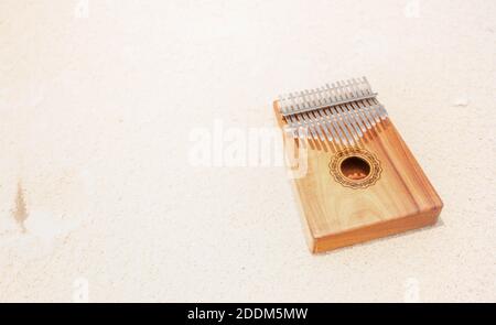 Kalimba ou mbira est un instrument de musique africain. Kalimba en bois avec métal, jouer sur les mains et piller les dents avec les pouces. Il Banque D'Images