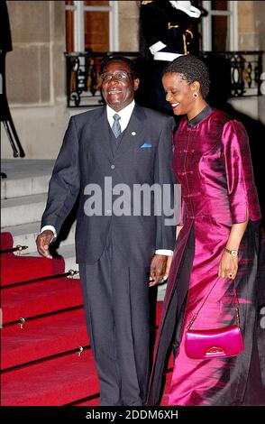 Photo du dossier datée du 20 février 2003, du président zimbabwéen Robert Mugabe et de sa femme Grac arrivant pour un dîner officiel à l'Elysée Palace lors du 22ème sommet franco-africain à Paris, France. Robert Mugabe, le premier dirigeant du Zimbabwe après l'indépendance, est décédé à l'âge de 95 ans. Il a été renversé par un coup d'État militaire en novembre 2017, mettant fin à trois décennies de pouvoir. Il a remporté la première élection du Zimbabwe après l'indépendance, devenant Premier ministre en 1980. Il abolit le bureau en 1987, devenant président à la place. Photo de Giancarlo Gorassini/ABACAPRESS.COM Banque D'Images