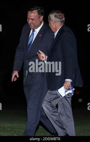 DaN SCAVINO, directeur des médias sociaux de la Maison-Blanche, à gauche, et Lindsey Graham, R-S.C., marchent sur la pelouse sud de la Maison-Blanche pour arriver à la Maison-Blanche après un voyage en Caroline du Nord avec le président Donald Trump le 9 septembre 2019 à Washington, DC. Photo d'Oliver Contreras/Pool/ABACAPRESS.COM Banque D'Images