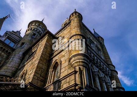 Khryashchevka, Russie, 16 juillet 2020, château Garibaldi, vue de dessous d'une photo d'un fragment du château Banque D'Images