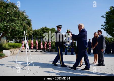 Le président Donald Trump dépose une couronne au Pentagone lors de la commémoration du 18e anniversaire des attentats terroristes du 11 septembre, à Arlington, en Virginie, le mercredi 11 septembre 2019. Photo de Kevin Dietsch/Pool/ABACAPRESS.COM Banque D'Images