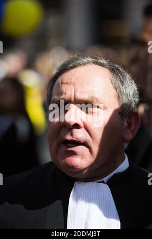L'avocat français Francis Szpiner s'entretient avec ses collègues alors que des manifestants manifestent contre la réforme des retraites devant l'Opéra Garnier de Paris le 16 septembre 2019. Plusieurs milliers d'avocats, accompagnés de professionnels de la santé (médecins, infirmières, etc.) ou du transport aérien (pilotes, hôtesses, stewards), tous opposés au « système universel » des pensions recherché par le gouvernement, ont commencé à protester pour défendre leurs « régimes autonomes ». Photo de Raphael Lafargue/ABACAPRESS.COM Banque D'Images