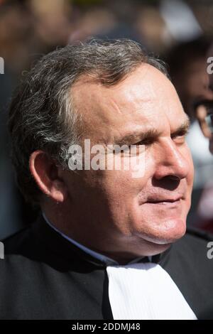 L'avocat français Francis Szpiner s'entretient avec ses collègues alors que des manifestants manifestent contre la réforme des retraites devant l'Opéra Garnier de Paris le 16 septembre 2019. Plusieurs milliers d'avocats, accompagnés de professionnels de la santé (médecins, infirmières, etc.) ou du transport aérien (pilotes, hôtesses, stewards), tous opposés au « système universel » des pensions recherché par le gouvernement, ont commencé à protester pour défendre leurs « régimes autonomes ». Photo de Raphael Lafargue/ABACAPRESS.COM Banque D'Images