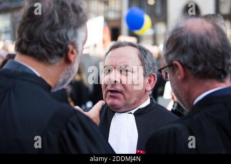 L'avocat français Francis Szpiner s'entretient avec ses collègues alors que des manifestants manifestent contre la réforme des retraites devant l'Opéra Garnier de Paris le 16 septembre 2019. Plusieurs milliers d'avocats, accompagnés de professionnels de la santé (médecins, infirmières, etc.) ou du transport aérien (pilotes, hôtesses, stewards), tous opposés au « système universel » des pensions recherché par le gouvernement, ont commencé à protester pour défendre leurs « régimes autonomes ». Photo de Raphael Lafargue/ABACAPRESS.COM Banque D'Images