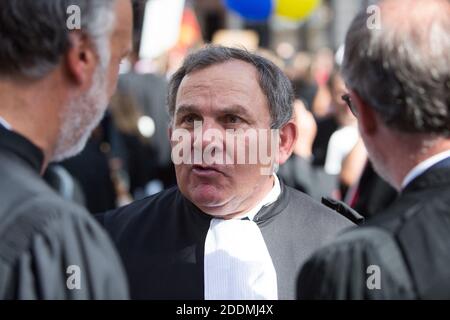 L'avocat français Francis Szpiner s'entretient avec ses collègues alors que des manifestants manifestent contre la réforme des retraites devant l'Opéra Garnier de Paris le 16 septembre 2019. Plusieurs milliers d'avocats, accompagnés de professionnels de la santé (médecins, infirmières, etc.) ou du transport aérien (pilotes, hôtesses, stewards), tous opposés au « système universel » des pensions recherché par le gouvernement, ont commencé à protester pour défendre leurs « régimes autonomes ». Photo de Raphael Lafargue/ABACAPRESS.COM Banque D'Images